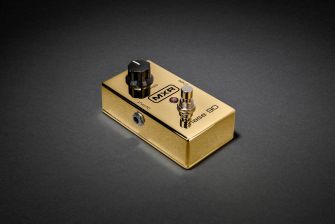 MXR M101GLD 50th Anniversary Phase 90 taustalla.