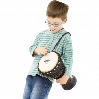 Nino Percussion Puinen Djembe soitettavana.