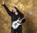 Promo-kuva John Petruccista kitaransa kanssa.