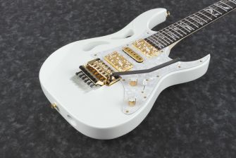 Ibanez PIA3761SLW kotelolla