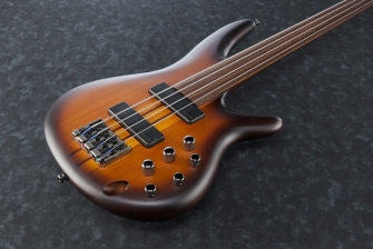 Ibanez SRF700-BBF -basson runko lähikuvassa.