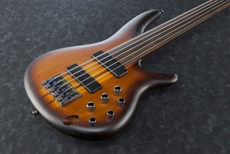 Ibanez SRF705-BBF -basson kansi lähikuvassa.