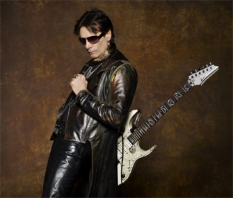 DiMarzio promokuvassa Steve Vai.