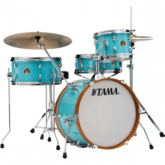 Tama Club Jam Aqua Blue telineillä ja tuolilla.