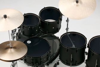 Tama Starclassic Performer Blacked Out -rumpusetin mustat sisäpuolet.
