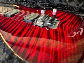 Tom Anderson Angel Red Cajun Burst loimukansi lähikuvassa.