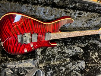 Tom Anderson Angel Red Cajun Burst -kitara kulmasta.