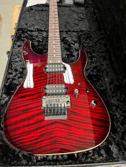 Tom Anderson Angel Red Cajun Burst kotelossaan.