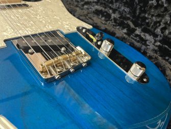 Tom Anderson T Icon Transparent Blue -kitaran kansi.