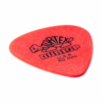 Dunlop Tortex Standard 0.50mm -plektra kulmasta kuvattuna.