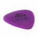 Dunlop Tortex Standard 1.14mm plektra kulmasta kuvattuna.