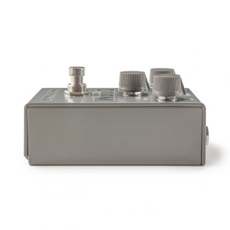 Way Huge Smalls Doom Hammer fuzz-pedaali oikealta.